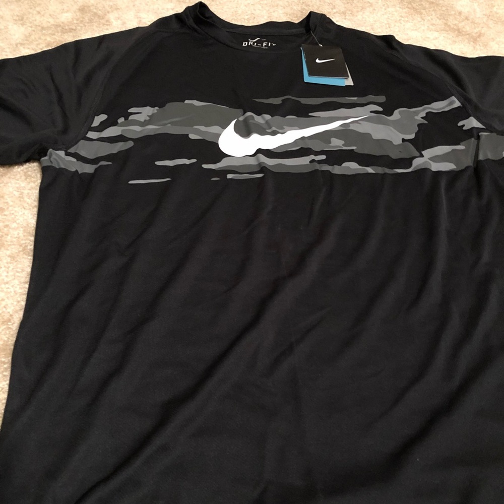 Nike Size XL Dri-Fit Black and Gray Camilo Stripe